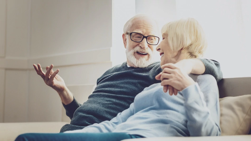 Couple âgé en pleine discussion, symbolisant le bien-être et l'accompagnement des aînés par la Clinique Médicale 360.