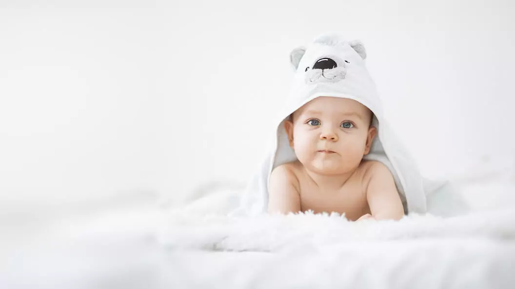 Photo d'un nouveau-né emmailloté dans une couverture douce, symbolisant les soins pédiatriques offerts par la Clinique Médicale 360.